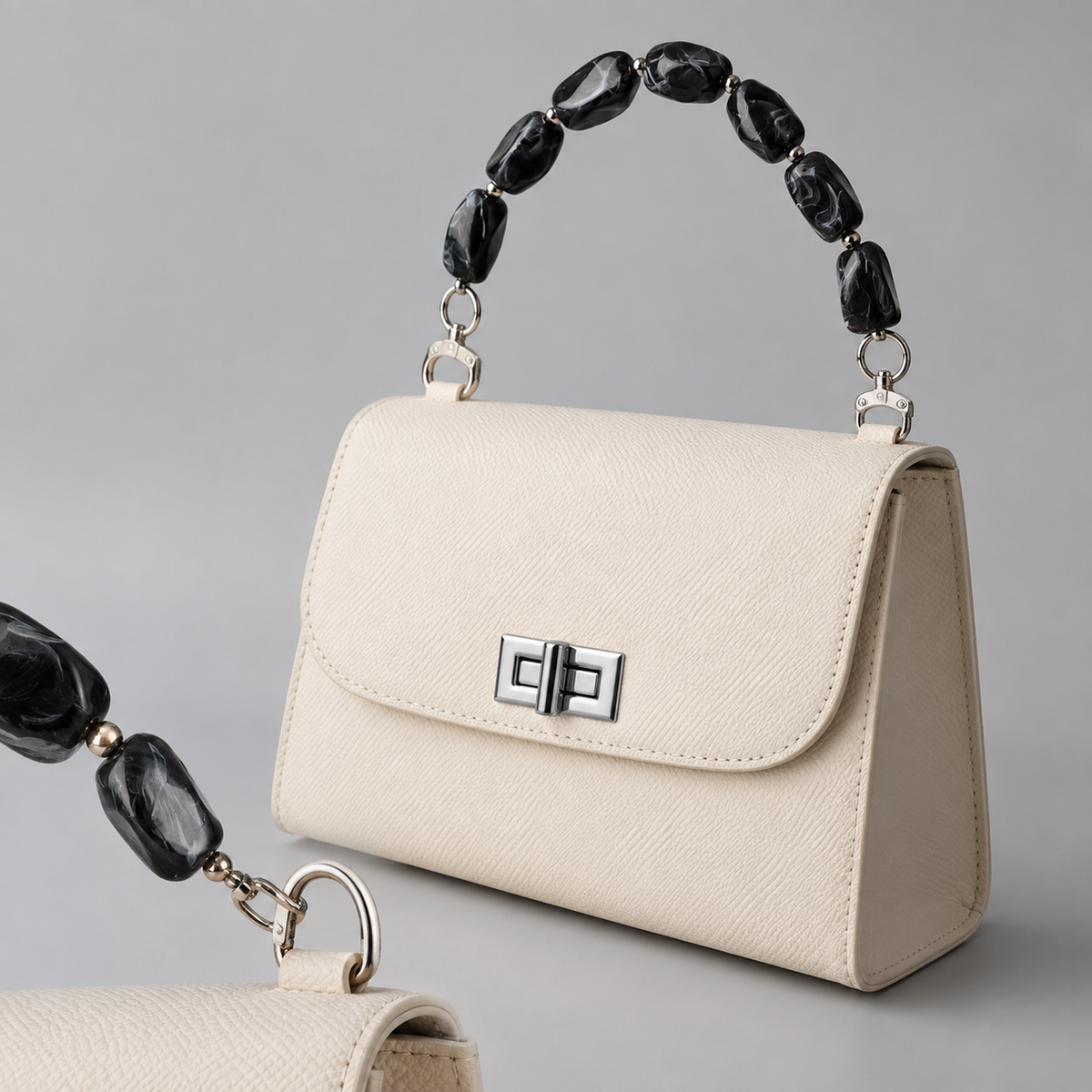Manico Nero Marmorizzato con Elementi Bombati – 32 cm | SKU 845728 | Immagine 3 di 3 | Borsa completa con la catena coordinata