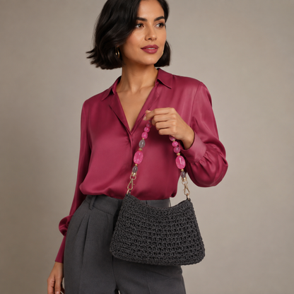 Manico Fucsia e Fumé con Perle Tonde – 32 cm | SKU 845733 | Immagine 2 di 3 | Borsa indossata con la catena
