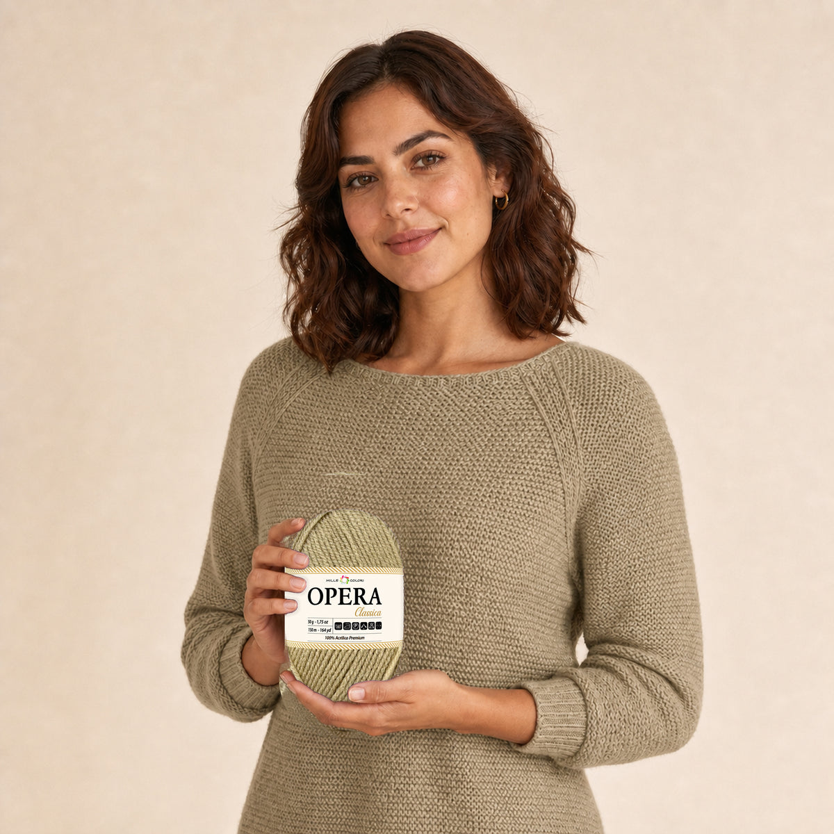 BEIGE – Modella con prodotto