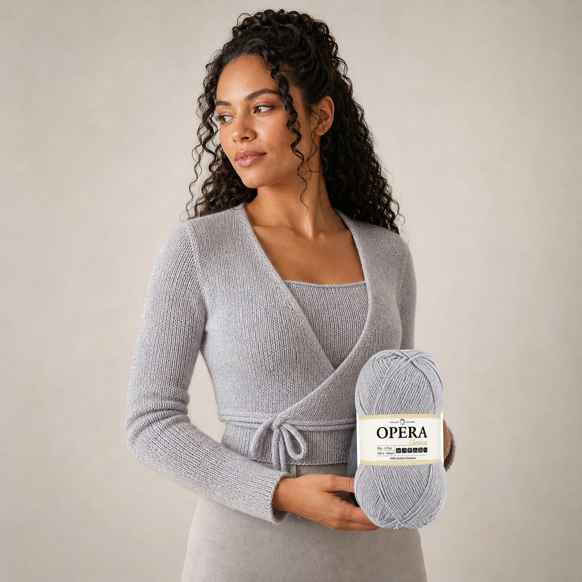 GRIGIO CHIARO – Modella con prodotto