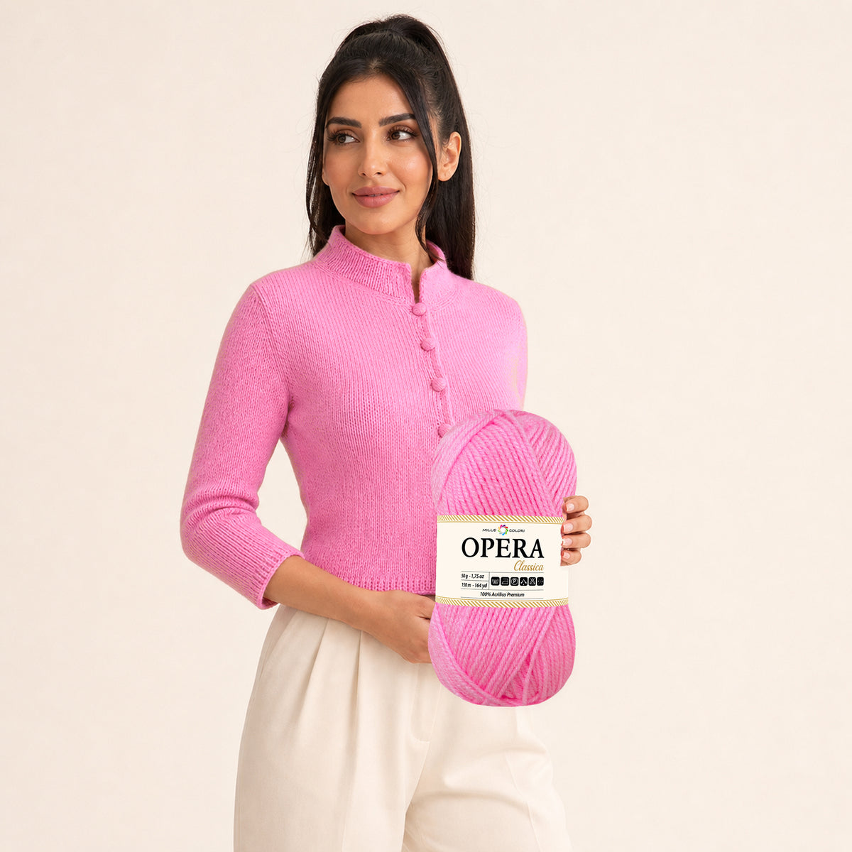 ROSA SHOCKING – Modella con prodotto