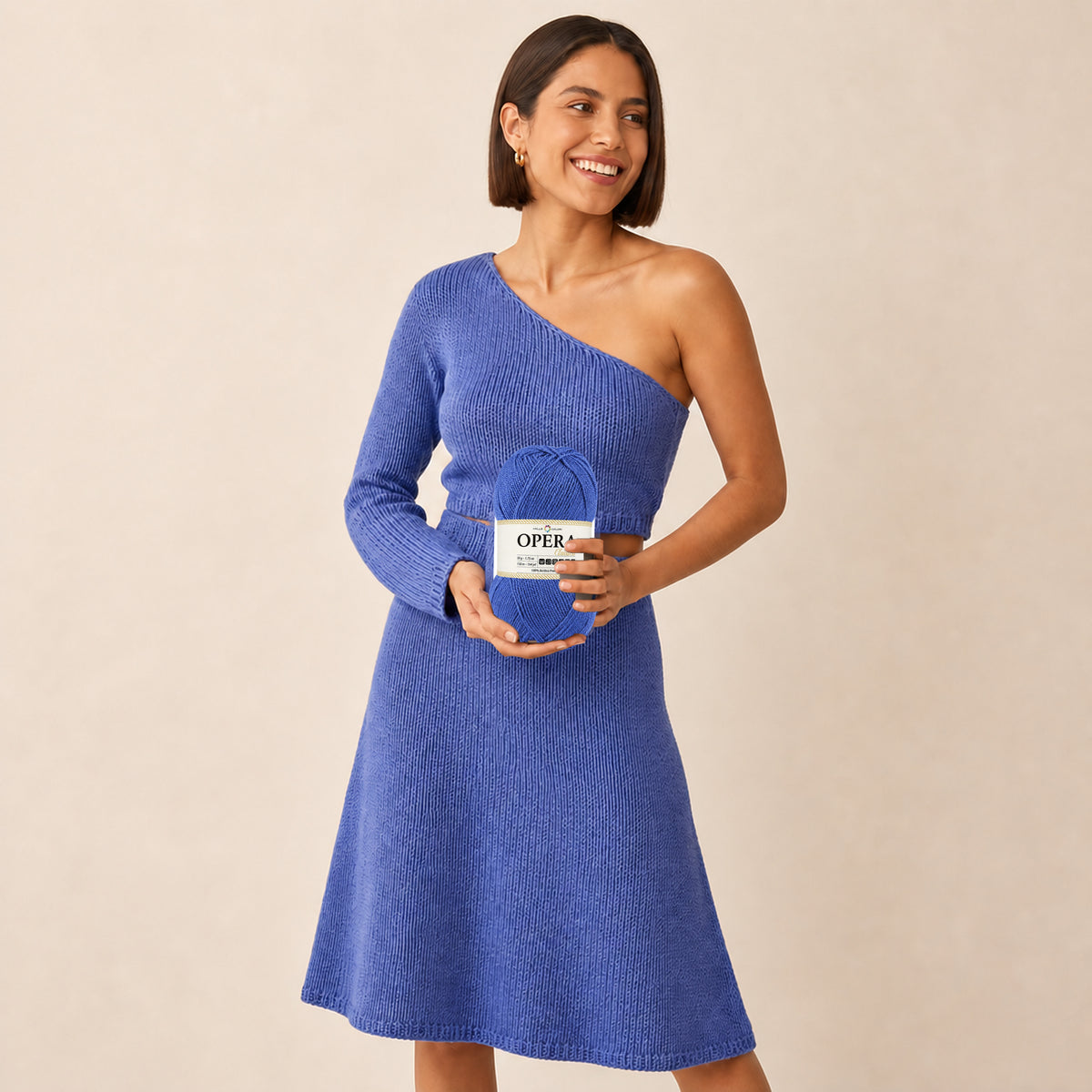 BLU ROYAL – Modella con prodotto