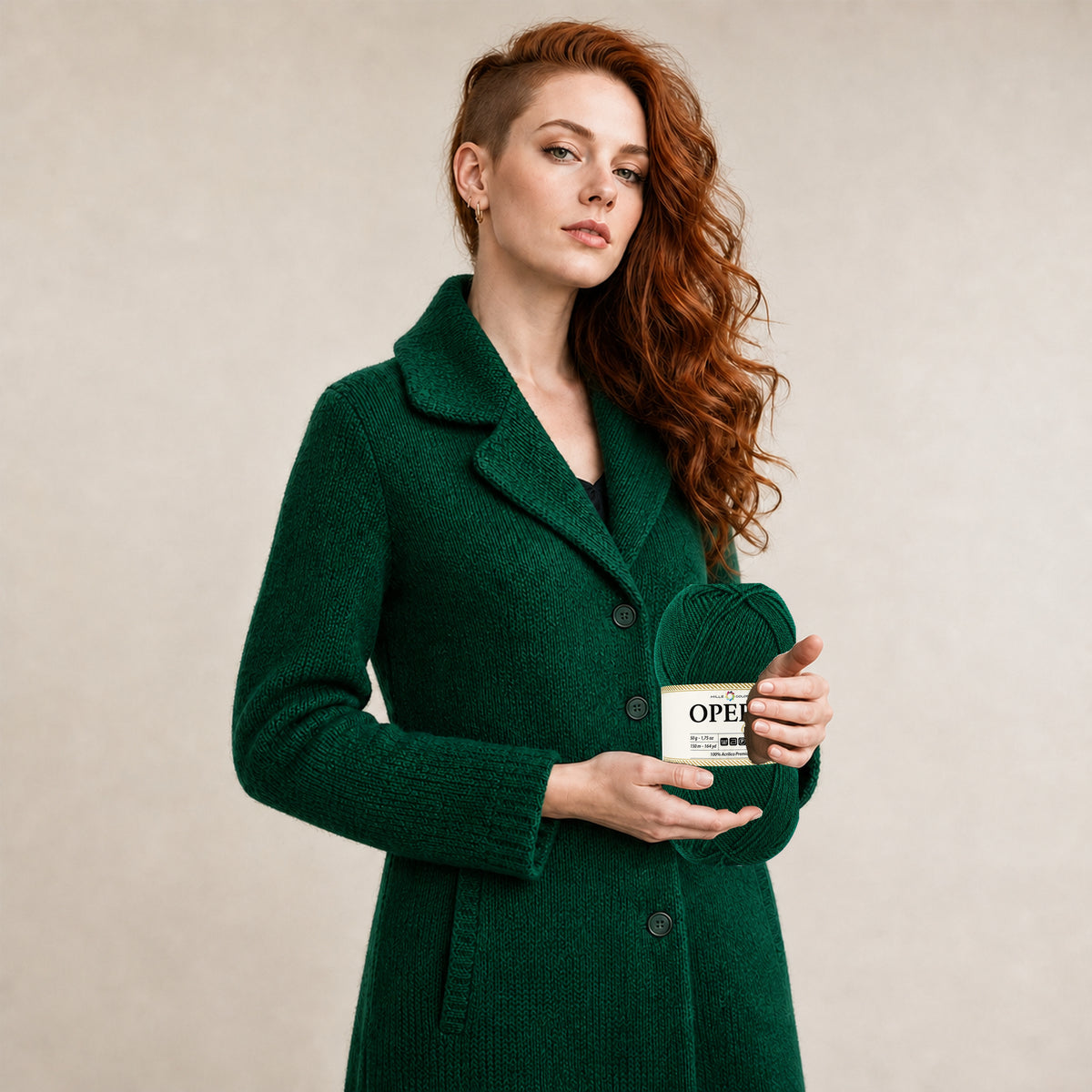 VERDE PETROLIO – Modella con prodotto