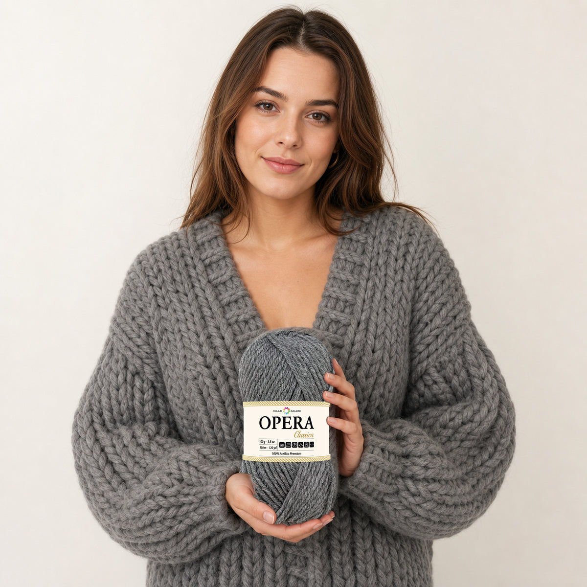 GRIGIO MEDIO – Modella con prodotto
