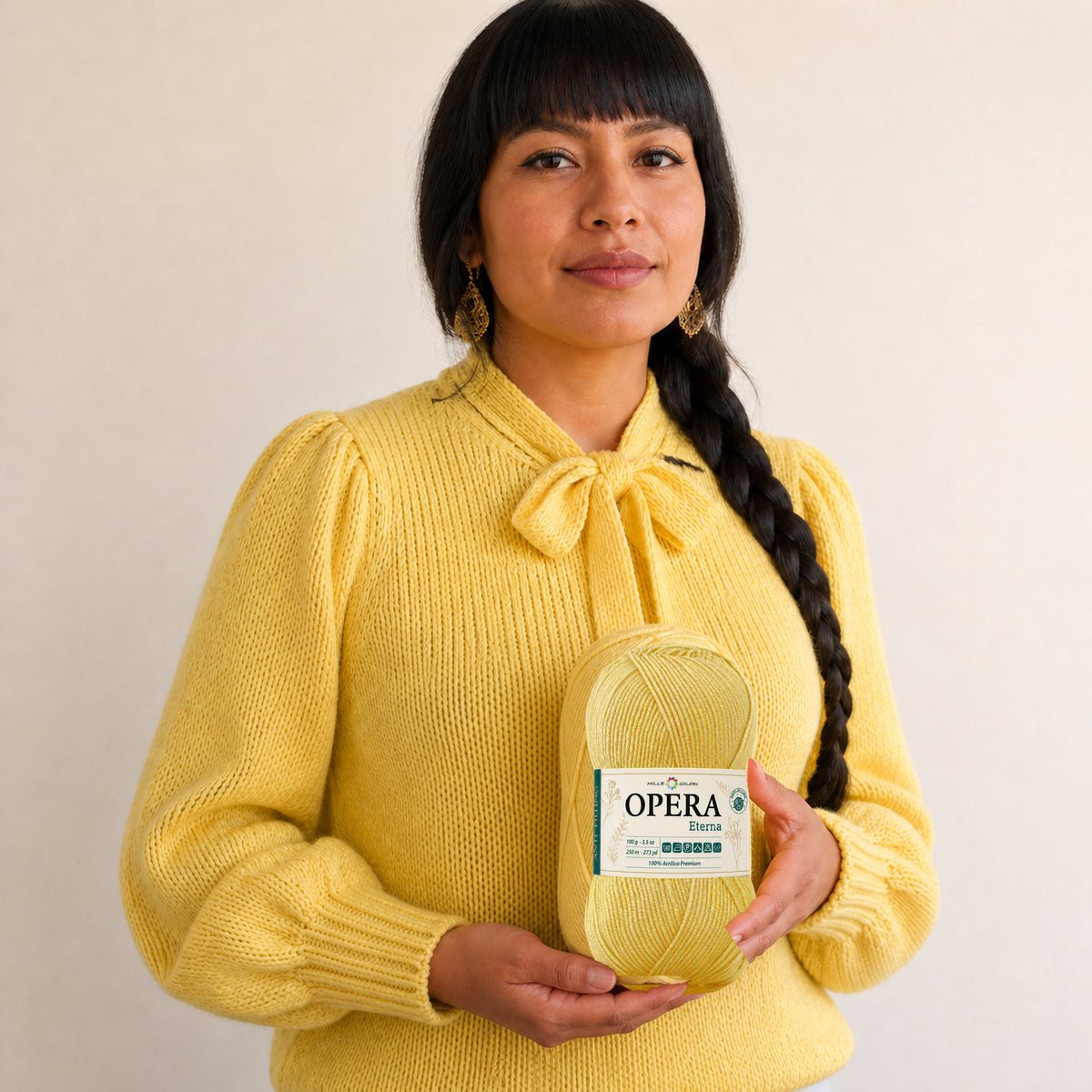 GIALLO MIELE – Modella con prodotto