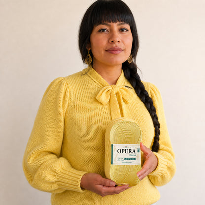 GIALLO MIELE – Modella con prodotto