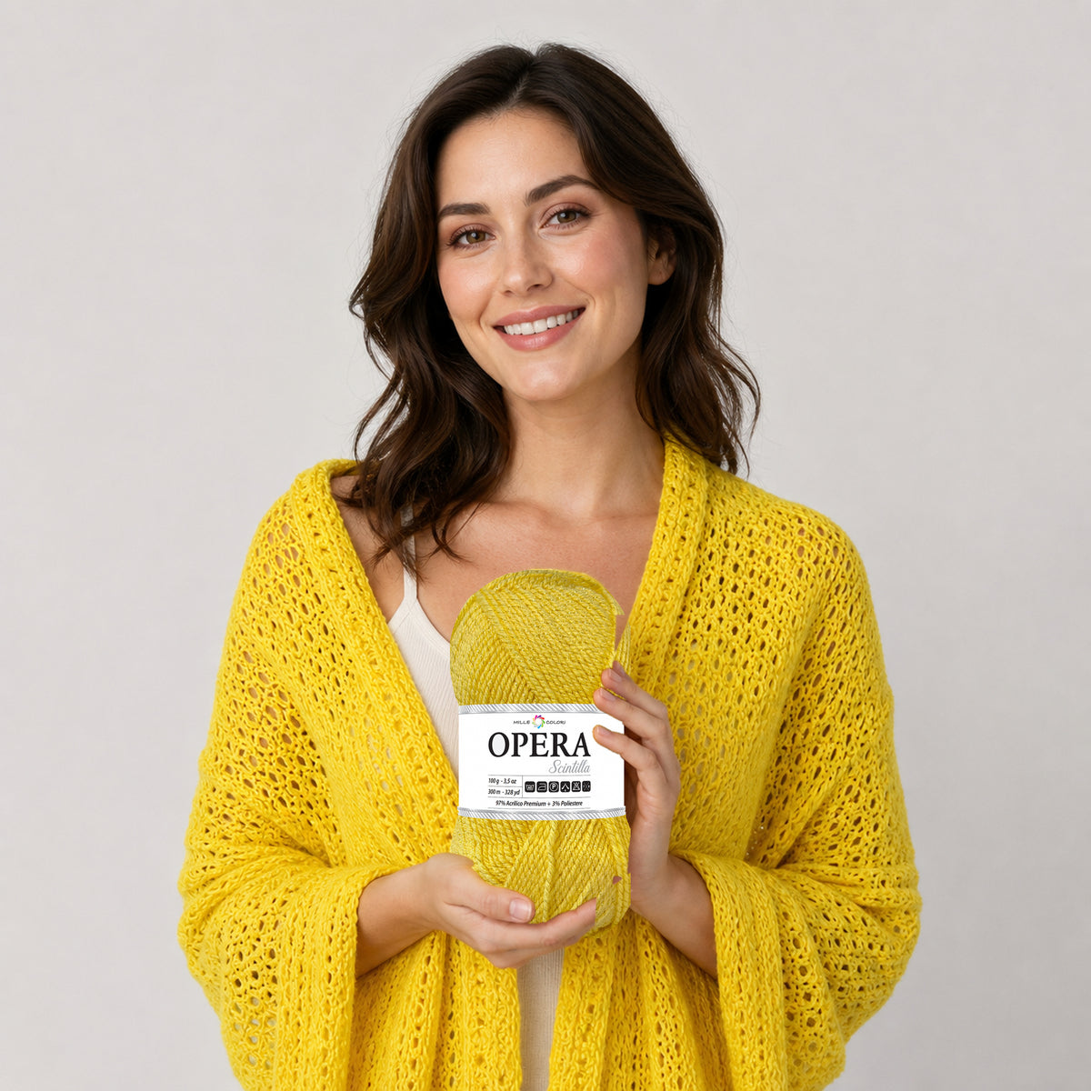 GIALLO – Modella con prodotto